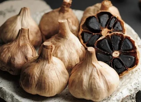 قیمت سیر سیاه در ایران + خرید باور نکردنی